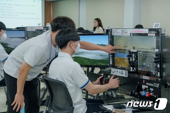 한국항공대가 운영하는 중고등학생 항공캠프에 참가한 학생들이 모의 비행을 체험하고 있다. (항공대 제공)
