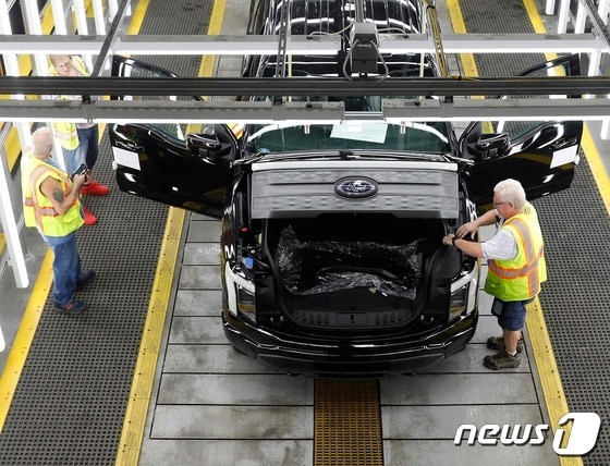 지난해 9월 미국 미시간주 디어본에 있는 포드 자동차 공장에서 노동자들이 픽업 트럭을 조립하는 모습. 2022.9.4. © AFP=뉴스1 © News1 김성식 기자