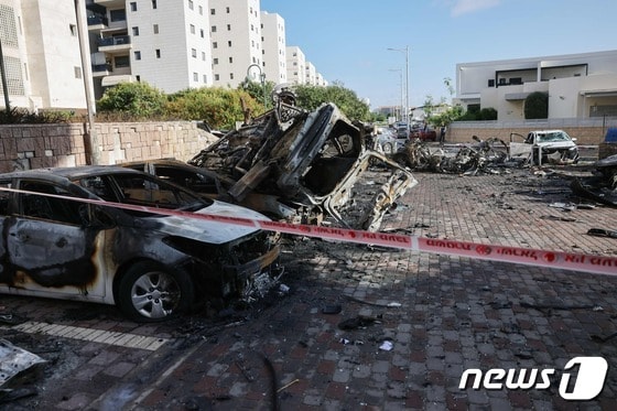 7일(현지시간) 팔레스타인 가자지구에서 로켓 공격이 발생한 뒤 이스라엘 남부 도시 아슈켈론에 있는 주거 건물 밖 차량이 훼손됐다. © AFP=뉴스1 © News1 최종일 기자