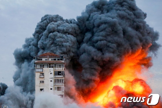 7일(현지시간) 반격에 나선 이스라엘 군이 가자 지구의 고층빌딩을 공격하고 있다. © 로이터=뉴스1 © News1 박형기 기자