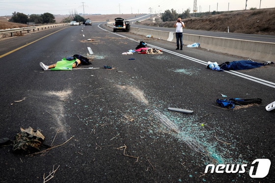 7일(현지시간) 하마스의 공격으로 사망한 이스라엘 인들이 도로에 널브러져 있다. © 로이터=뉴스1 © News1 박형기 기자