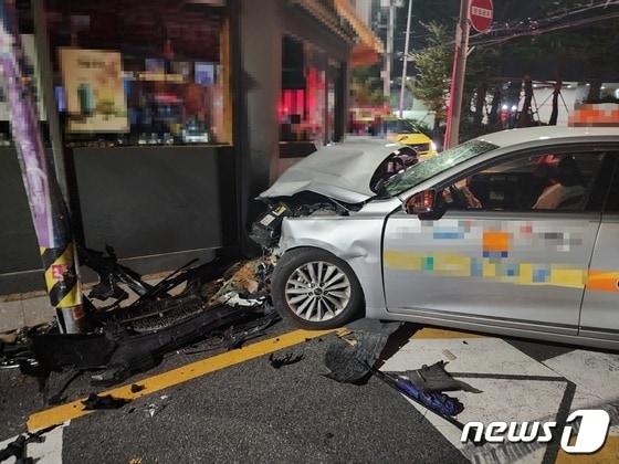 8일 오전 부산 동구 초량동 한 교차로에서 택시 연쇄 충돌사고가 발생한 가운데 택시가 건물 외벽을 들이받고 멈춰 서 있다. (부산경찰청 제공) 2023.10.8/뉴스1