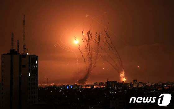 8일(현지시간) 이스라엘 남부 네티봇 상공에 가자지구에서 발사된 로켓탄이 포착됐다. 2023.10.08/ © AFP=뉴스1 © News1 권진영 기자