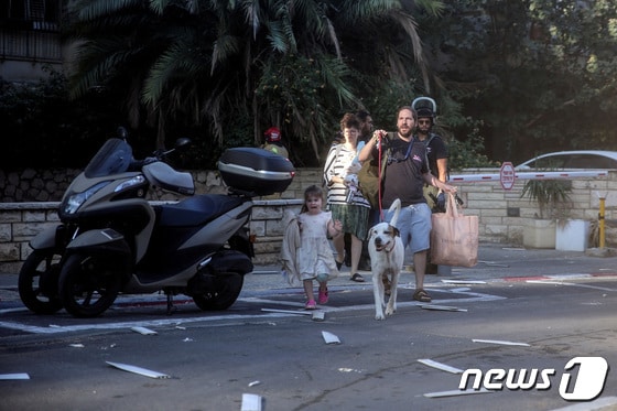 7일(현지시간) 이스라엘 텔아비브에서 한 가족이 팔레스타인 무장 정파 하마스의 공격을 피해 대피하고 있다. 2023.10.07/ © 로이터=뉴스1 © News1 권진영 기자