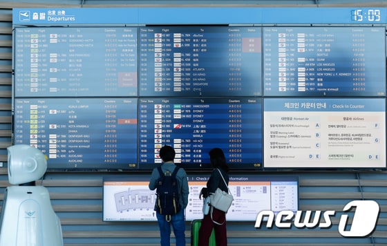 9일 오후 인천국제공항 2터미널에서 승객들이 항공편명을 살피고 있다. 2023.10.9/뉴스1 © News1  