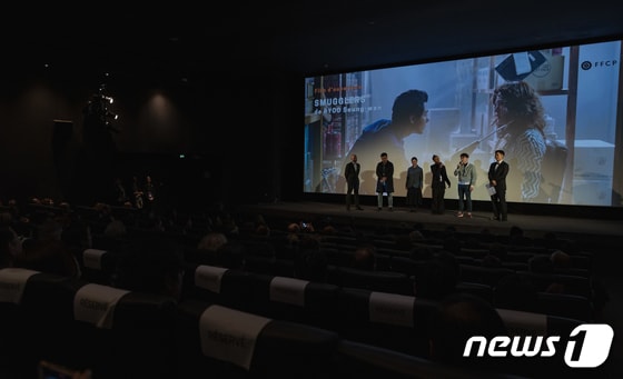 '제18회 파리한국영화제' 개막... 관객에게 인사하는 '밀수'팀