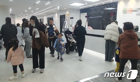  1일 오전 대전 동구의 한 소아청소년과 병원 접수처에 사람들이 몰려있다. 2023.11.1/뉴스1 © News1 허진실 기자