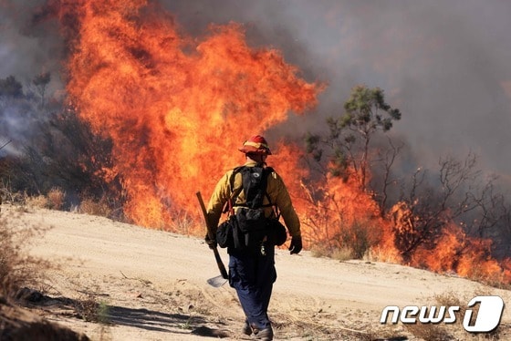 31일(현지시간) 미국 캘리포니아주 아구앙가 지역에서 발생한 산불을 진압하기 위해 소방관이 걸어가고 있다. 2023.11.01 © AFP=뉴스1 © News1 정지윤 기자