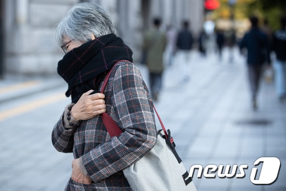 초겨울 날씨를 보인 10일 서울 잠실역사거리 일대에서 두터운 옷차림의 시민들이 발걸음을 옮기고 있다. 2023.11.10/뉴스1 © News1 유승관 기자