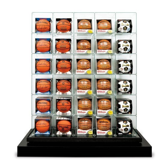 제프 쿤스 Jeff Koons b.1955 American, Encased-Five Rows, basketballs, soccerballs, glass, plastic, steel 171.5×44.5×203.2(h)cm, 1983-1993, pedestal size: 192×65×17.5(h)cm, 16~20억원. 케이옥션 제공.