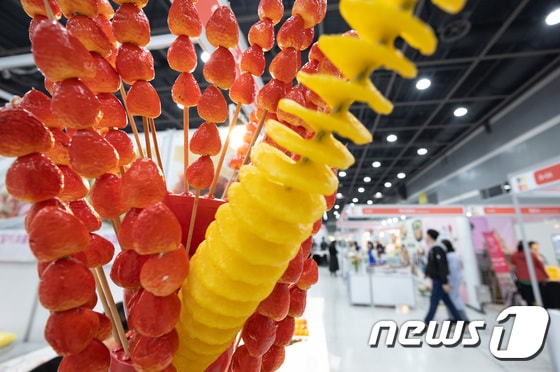 '단짠맵꼬 K-푸드페스타 in 서울'을 찾은 관람객들이 다양한 상품을 살펴보고 있다. 2023.11.10/뉴스1 © News1 이재명 기자