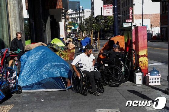 미국 캘리포니아주 샌프란시스코 텐더로인 거리에 노숙하는 노숙자들. 2020.04.01. © 로이터=뉴스1 © News1 정윤영 기자