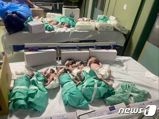 아래 침대뿐만 아니라 위 침대에도 갓난 아이들이 즐비하다. © 로이터=뉴스1 © News1 박형기 기자