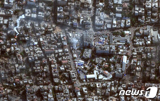 이슬라엘군과 하마스가 시가전을 벌이고 있는 가운데, 알시파 병원 주변 곳곳에서 연기가 솟아 오르고 있다. © 로이터=뉴스1 © News1 박형기 기자
