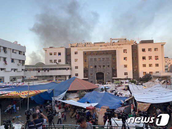 가자 지구 최대 병원 알시파. 시가전을 입증하듯 주변에 연기가 가득하다. © 로이터=뉴스1 © News1 박형기 기자