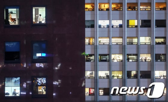저녁 퇴근 무렵 기업들이 입주한 서울 시내 사무실에 불이 밝혀져 있다. 2023.11.13/뉴스1 © News1 민경석 기자