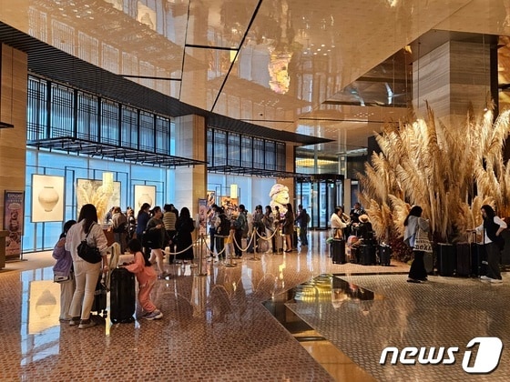 관광객으로 북적이는 호텔 로비 모습.© 뉴스1/김진희 기자.