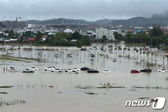 15일(현지시간) 베트남 중부 후에(Hue) 의 도심 주차장이 폭우로 흐엉강이 불어나자 물에 잠긴 모습이다. 2023.11.15. © AFP=뉴스1 © News1 김성식 기자