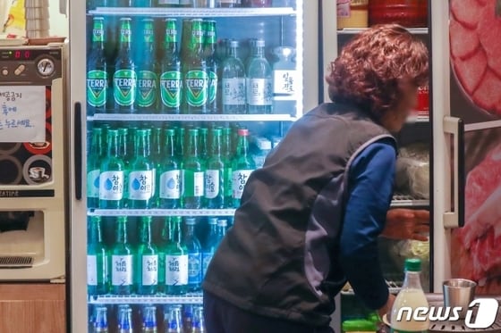 서울의 한 식당 주류 냉장고에 소주와 맥주 등이 채워져 있다./뉴스1 ⓒ News1 민경석 기자