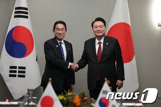 윤석열 대통령(오른쪽)과 기시다 후미오 일본 총리. (대통령실 제공) 2023.11.18/뉴스1 © News1 오대일 기자