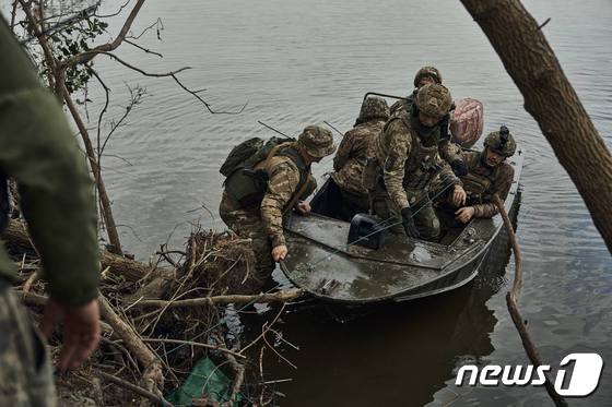 지난 17일(현지시간) 볼로디미르 젤렌스키 우크라이나 대통령은 드니프로강 동안에서 작전 중인 사진을 공개했다. 2023.11.17/뉴스1(텔레그램 갈무리)