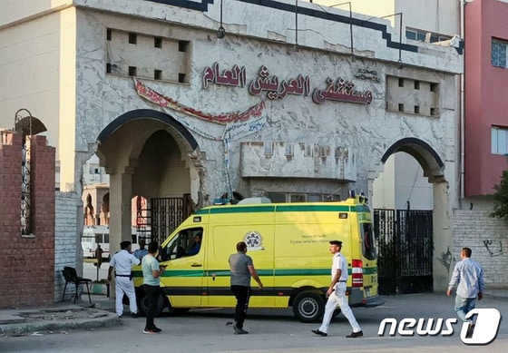 1일(현지시간) 이집트 알 아리시 지역에서 보안 요원들이 중상을 입은 팔레스타인인을 태운 이집트 구급차가 라파 검문소를 통과를 통해 알 아리시 병원에 도착하는 것을 확인하고 있다. 2023.11.02 © 로이터=뉴스1 © News1 정지윤 기자