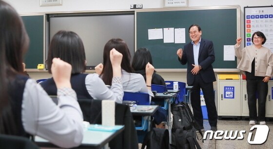 서거석 전북교육감이 지난 1일 전주사대부고를 방문해 수능시험을 앞둔 고3수험생들을 격려했다.(전북교육청 제공)/뉴스1