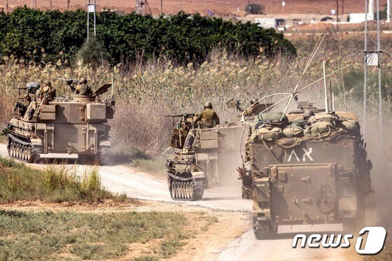 1일 (현지시간) 팔레스타인 무장 정파 하마스와 전쟁 중인 이스라엘 군 자주 곡사포가 가자 지구 국경 인근으로 집결을 하고 있다. 2023.11.02 © AFP=뉴스1 © News1 우동명 기자