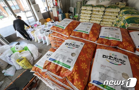   사진은 21일 서울 시내 한 쌀 판매점 모습. 2023.11.21/뉴스1 © News1 김도우 기자