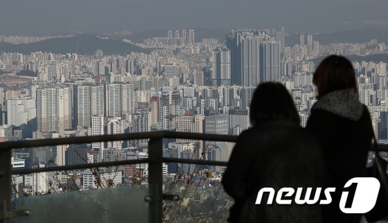 서울 남산을 찾은 시민이 서울시내 아파트단지를 바라보고 있다. 2023.11.21/뉴스1 © News1 박세연 기자