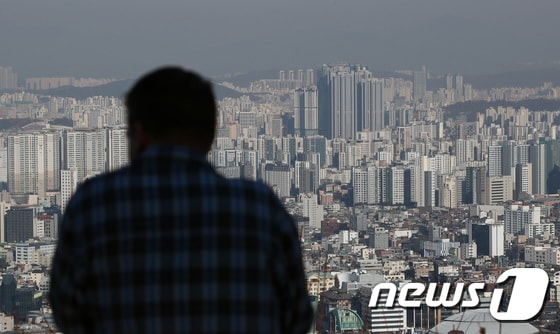 21일 서울 남산을 찾은 시민이 서울시내 아파트단지를 바라보고 있다. 2023.11.21/뉴스1 © News1 박세연 기자