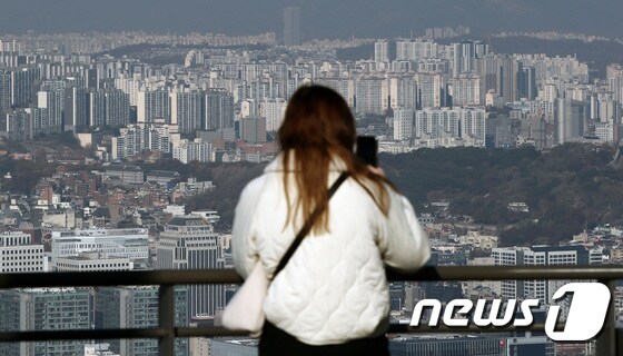 서울 남산을 찾은 시민이 서울시내 아파트단지를 바라보고 있다.  2023.11.21/뉴스1 © News1 박세연 기자