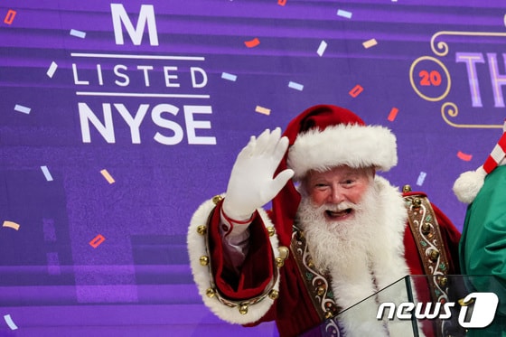뉴욕증시에 산타가 등장했다. © 로이터=뉴스1