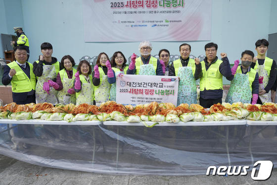 이병기 대전보건대 총장(오른쪽 여섯번째)과 교직원들이 '2023 사랑의 김장 나눔행사'에서 기념사진을 찍고 있다.(대전보건대 제공)/뉴스1 