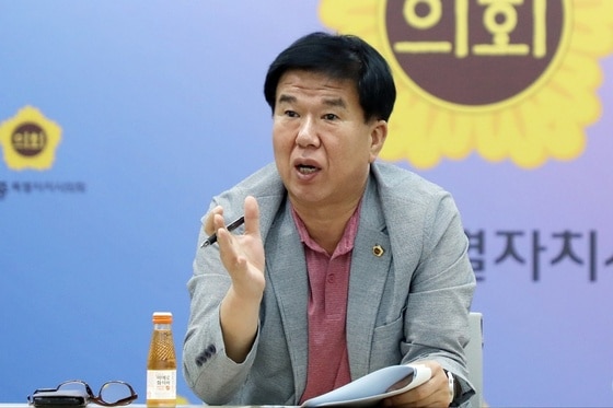  뿌리깊은 가게 지원 조례를 대표발의한 세종시의회 김동빈 의원. (세종시의회 제공) / 뉴스1