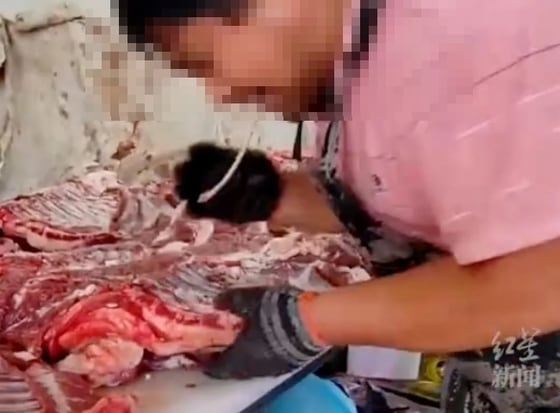 입으로 직접 양고기를 손질하는 한 정육점의 영상이 소셜미디어상에서 확산돼 충격을 주고 있다. 사우스차이나모닝포스트(SCMP) 갈무리