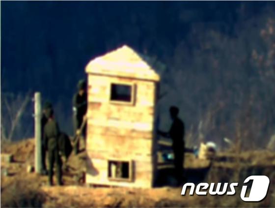 북한군이 목재로 된 초소 구조물을 짓는 모습. (국방부 제공) 2023.11.27/뉴스1