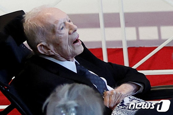 휠체어에 앉아 부인 장례식을 지켜보고 있는 카터 전 미국 대통령 © 로이터=뉴스1 © News1 박형기 기자