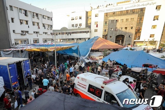 2일(현지시간) 가자 지구의 알 시파 병원이 인파로 북적이는 가운데 구급차가 도착해 있다. 2023.11.03 © AFP=뉴스1 © News1 정지윤 기자