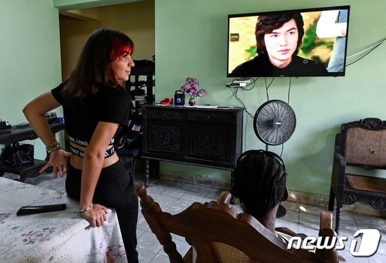 자신을 K-POP 팬이라고 밝힌 두 쿠바 청년이 한국 드라마를 보고 있다. 2023.11.03 © AFP=뉴스1