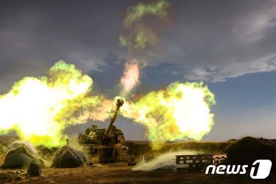 지난해 11월 2일(현지시간) 이스라엘 서부 골란고원에서 이스라엘의 탱크가 군사훈련 중 발포하고 있다. 2023.11.03 © AFP=뉴스1 © News1 정지윤 기자