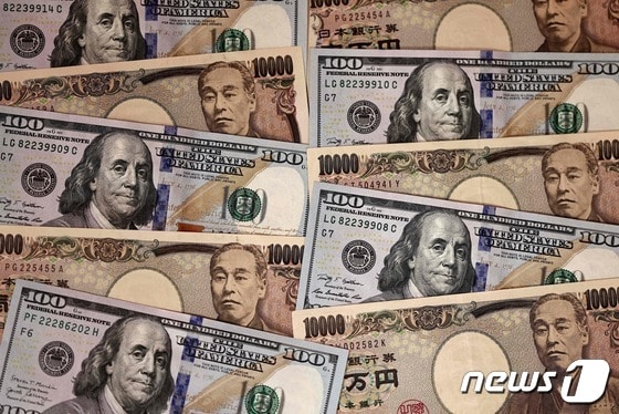 미국 화폐 100달러와 일본 화폐 1천엔 지폐. © AFP=뉴스1 © News1 정지윤 기자