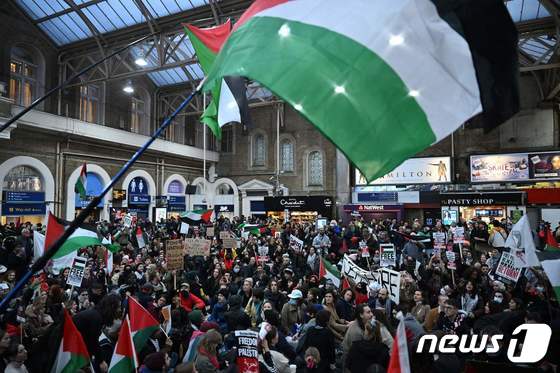 영국 런던 시내에 위치한 기차역 채링크로스역 내부에서 4일(현지시간) 이스라엘-하마스 간 휴전을 촉구하는 시위가 벌어졌다. © AFP=뉴스1 © News1 최종일 기자
