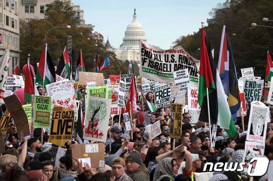 4일(현지시간) 미국 워싱턴D.C에서 이스라엘과 하마스 간 휴전을 촉구하는 시위가 벌어졌다. © AFP=뉴스1 © News1 최종일 기자