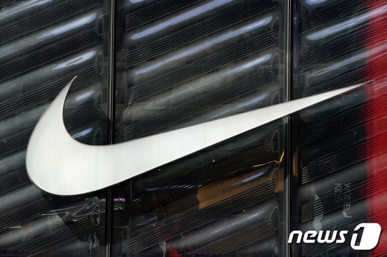 미국의 스포츠 용품 브랜드 나이키의 스우시 로고가 뉴욕 5번가 매장 밖에 걸려 있는 모습. © 로이터=뉴스1 © News1 김민수 기자
