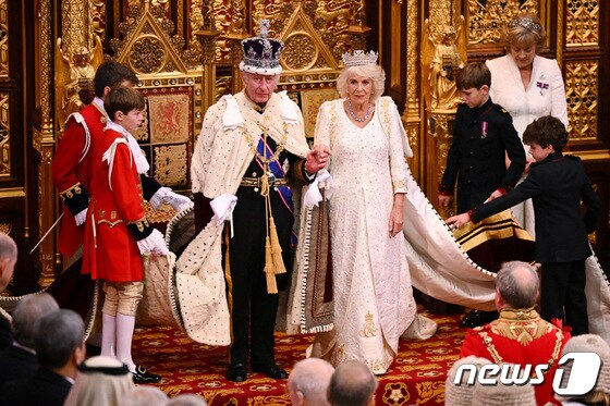 연설을 위해 연단에 오른 찰스 3세 영국 국왕 부부. 2023.11.08 © 로이터=뉴스1 © News1 정지윤 기자