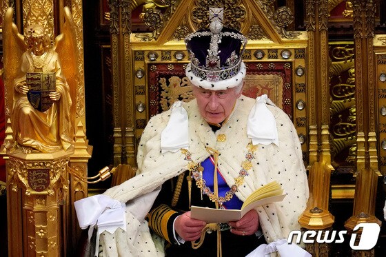 찰스 3세 영국 국왕이 7일(현지시간) 영국 런던의 웨스트민스터 의사당에서 연설을 하고 있다. '킹스 스피치'는 70년 만에 처음이다. 2023.11.08 © 로이터=뉴스1 © News1 정지윤 기자