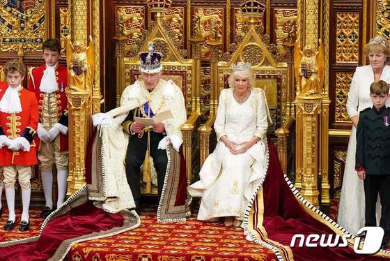 의회 연설을 하고 있는 찰스 3세 영국 국왕과 카밀라 왕비. © AFP=뉴스1 © News1 박형기 기자
