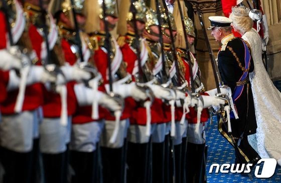 찰스 3세 영국 국왕 부부가 연설 이후 의장대의 사열을 받으며 의회를 떠나고 있다. © AFP=뉴스1 © News1 박형기 기자