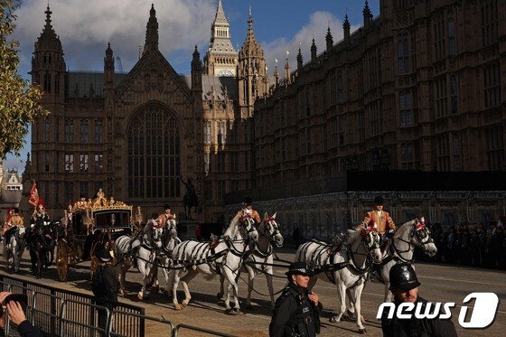 의회로 향하는 영국 국왕의 마차행렬 © AFP=뉴스1 © News1 박형기 기자